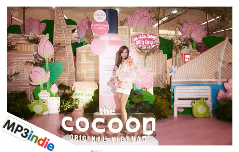 Rapper Suboi trong buổi ra mắt Tinh chất xịt dưỡng sen Hậu Giang của Cocoon